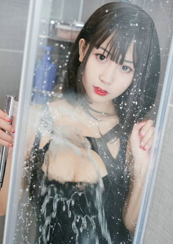 爆乳萝莉小美女死水库连体泳衣大胆浴室湿身写真