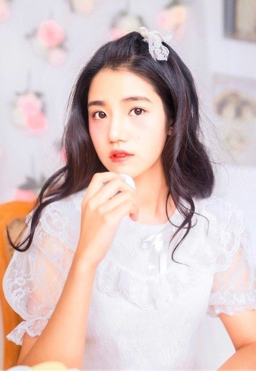 蕾丝公主裙清纯美女柔美写真图片