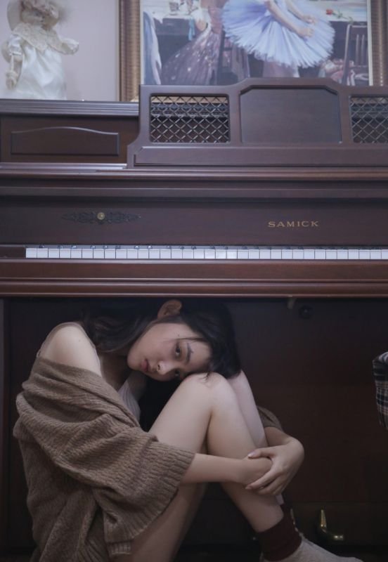 裸粉色吊带裙少女露肩性感修长美腿诱惑写真