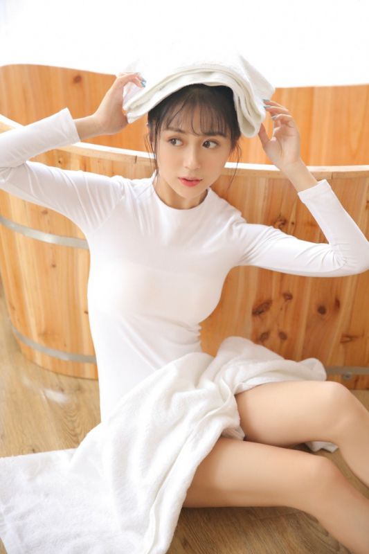 丸子头少女萝莉浴桶前妖娆性感长腿诱人私房写真