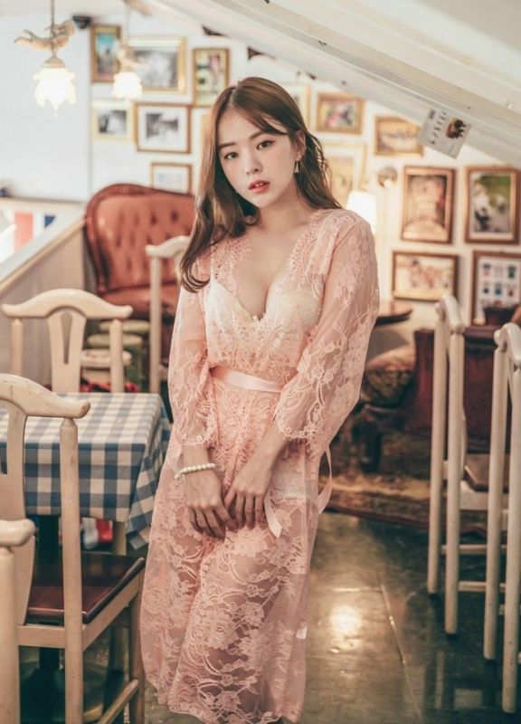 内衣美女模特酥胸爆乳性感图片