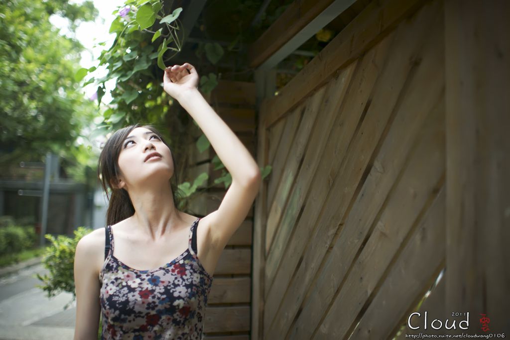 台湾超短裙美女Emily户外清纯可人美照