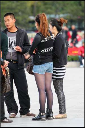 街拍长发飘飘美女秀高挑身材美照