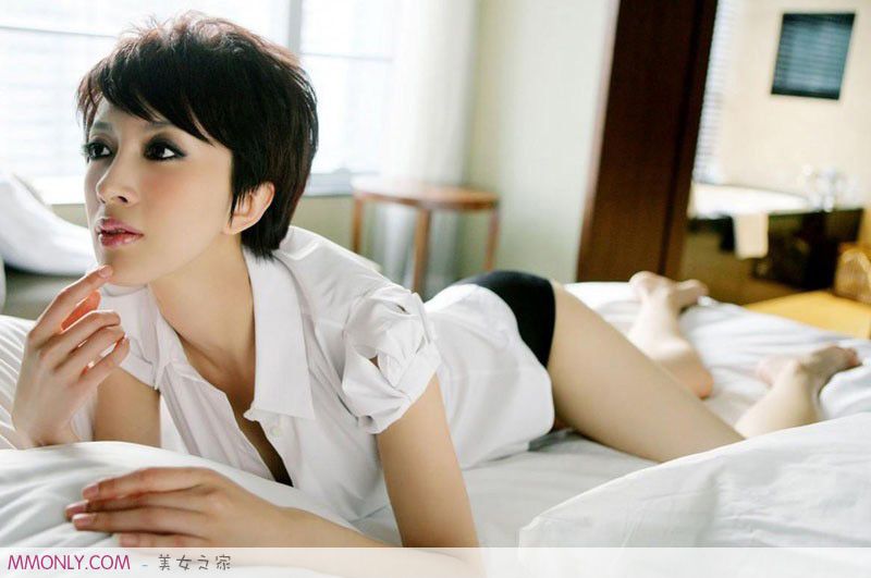 妩媚短裙美女私房性感写真