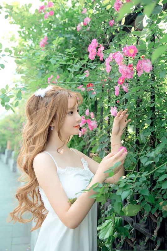 吊带白裙花仙子唯美花丛白皙水嫩可爱写真