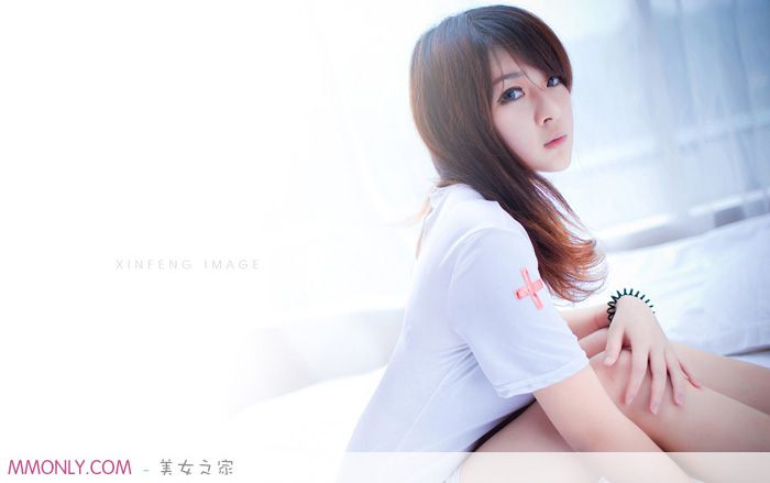 性感酥胸美女私房白色诱人写真