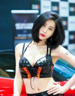 韩国气质短发车模美女内衣爆乳性感细腰美腿写真