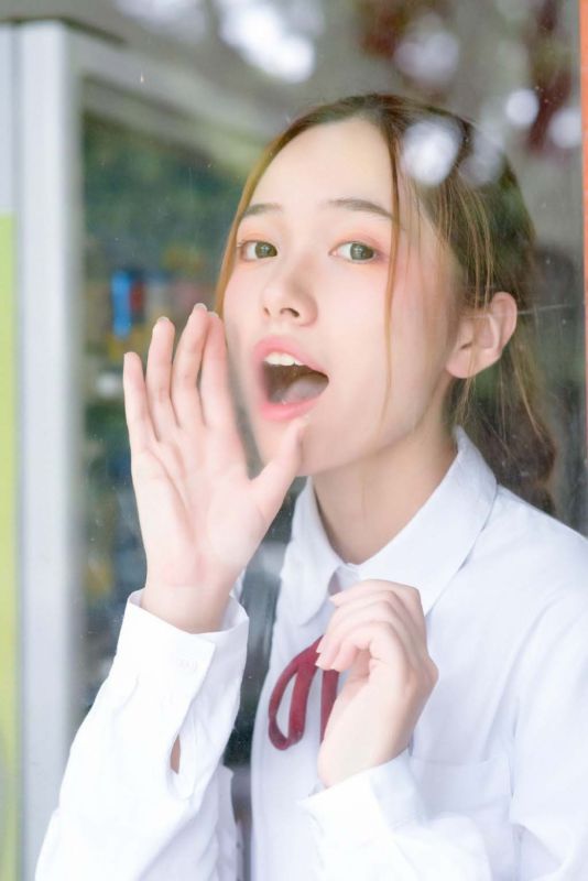 户外小清新制服美女养眼写真