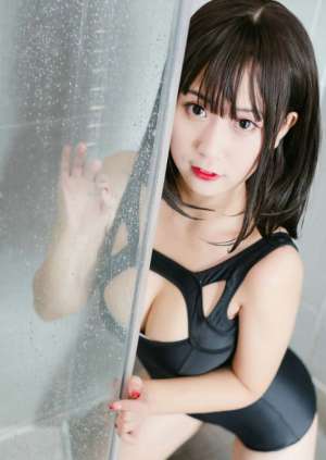 爆乳萝莉小美女死水库连体泳衣大胆浴室湿身写真