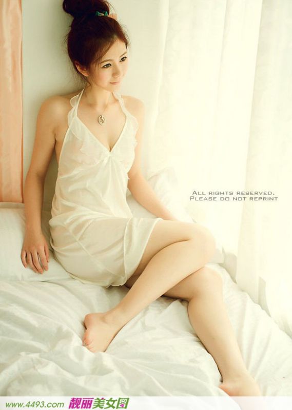 性感酥胸吊带裙美女私房撩人写真