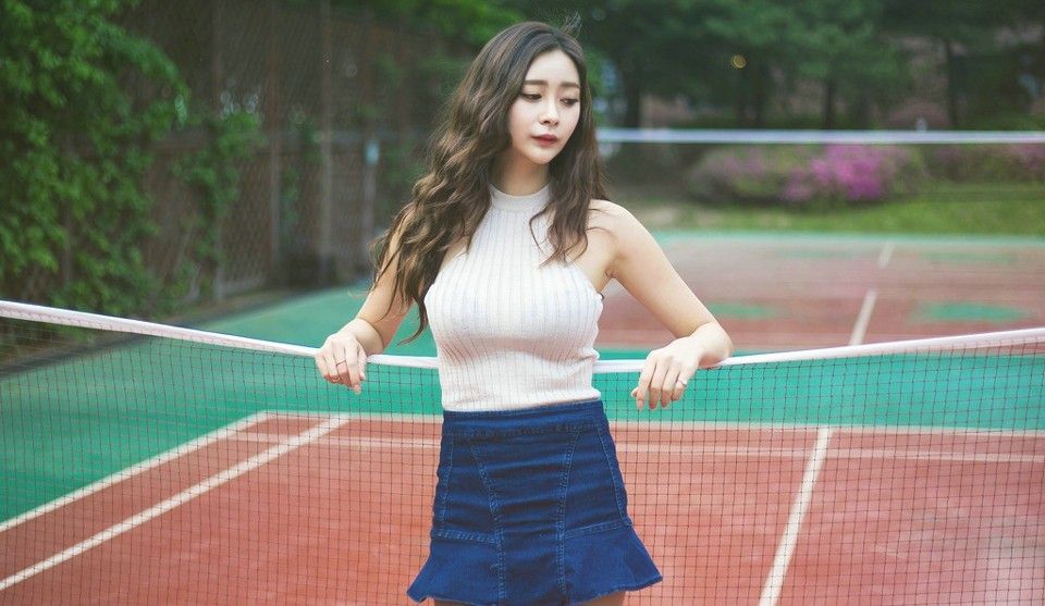 卷发清纯美女模特球场上性感美腿酥胸诱惑写真