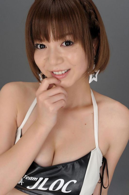 甜美丰满美女私房性感短裙迷人写真