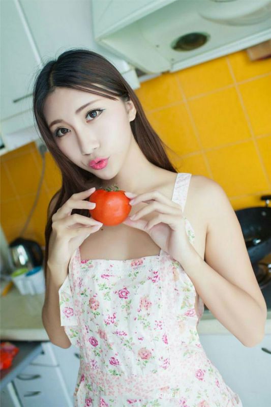 美艳厨娘居家秀美臀美背诱人写真