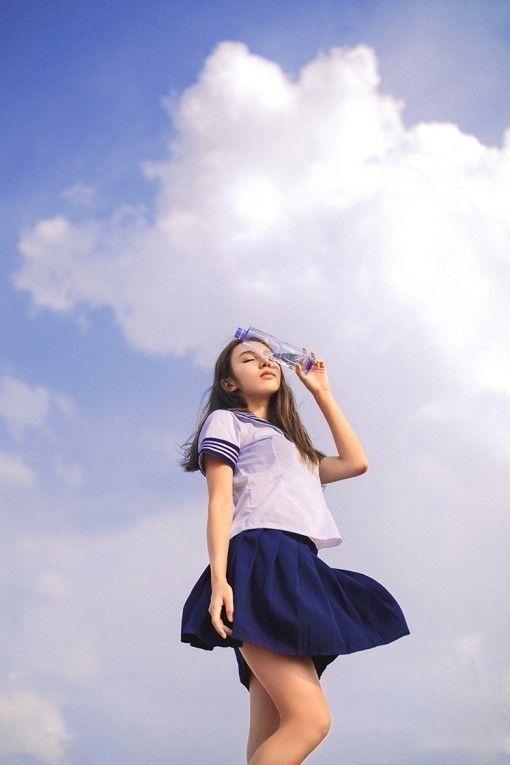 屋顶上的清纯水手制服美女长发撩人性感图片