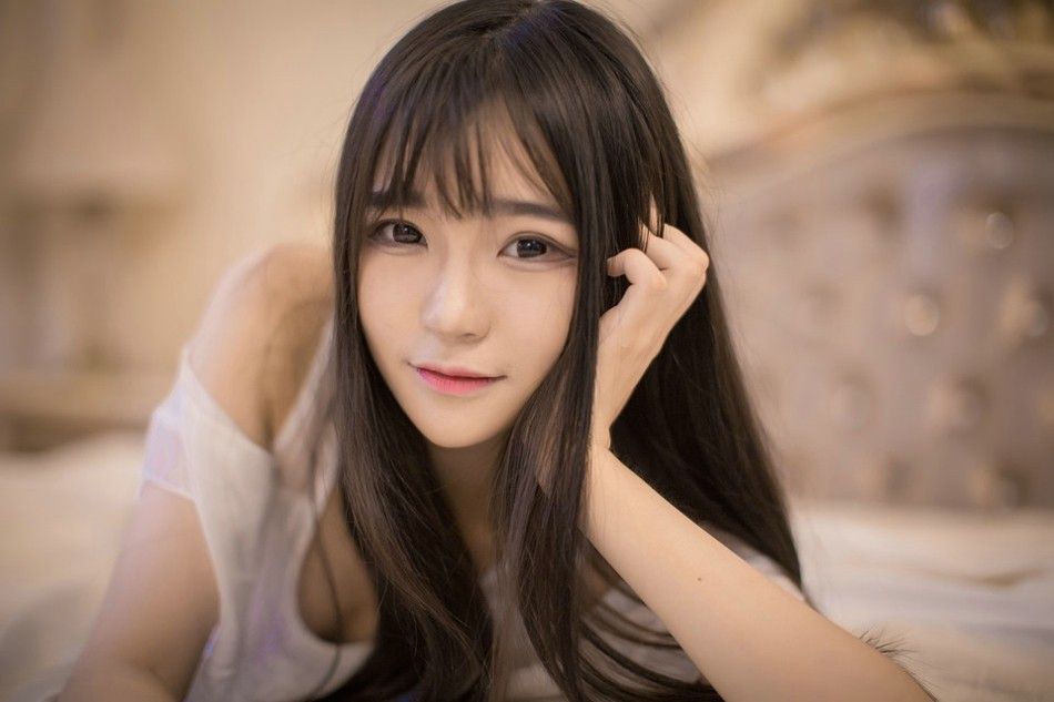柔美少女床上低胸裙肤泽透亮性感美裙诱惑写真