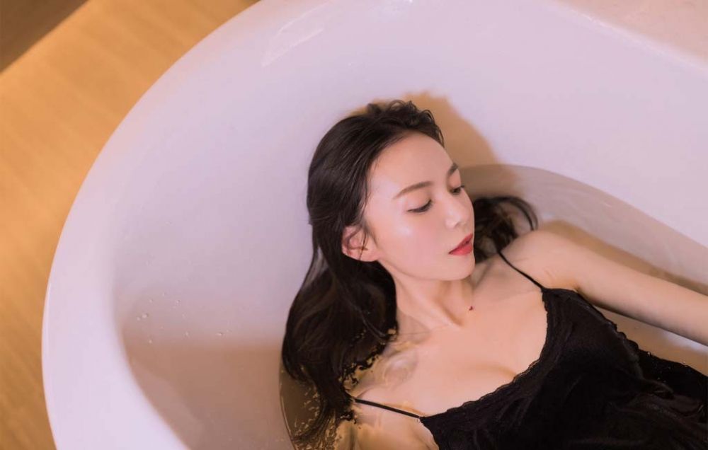 嫩白性感少女黑色吊带睡裙浴室湿身惹火福利套图