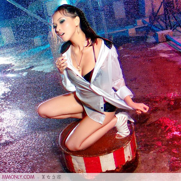 火辣内衣美女夜幕湿身诱人写真