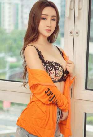 爆乳美女模特性感丰满翘臀迷人私房写真