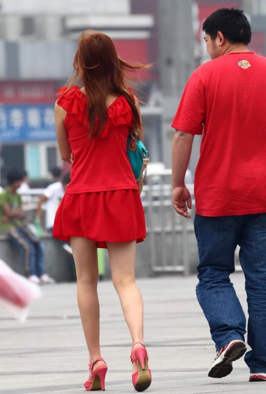 街拍美女背影鲜艳红裙尽显窈窕身材