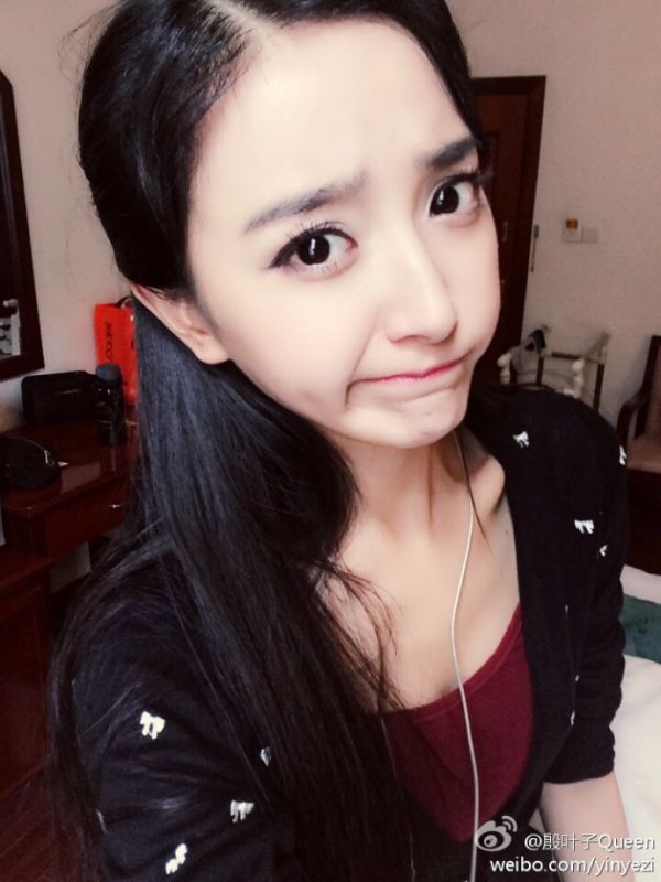 90后可爱美女殷叶子自拍照