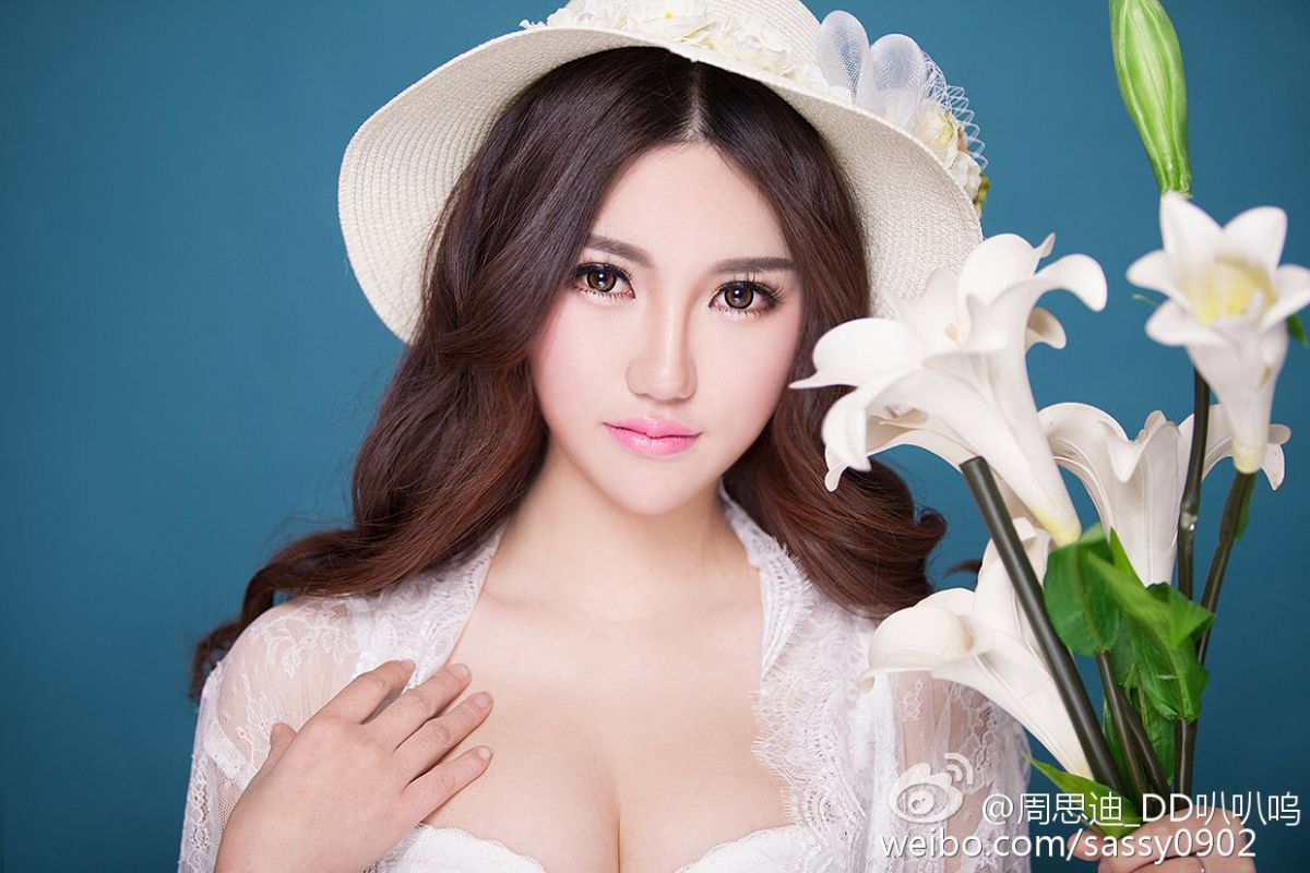 上海美女车模周思迪性感长腿写真