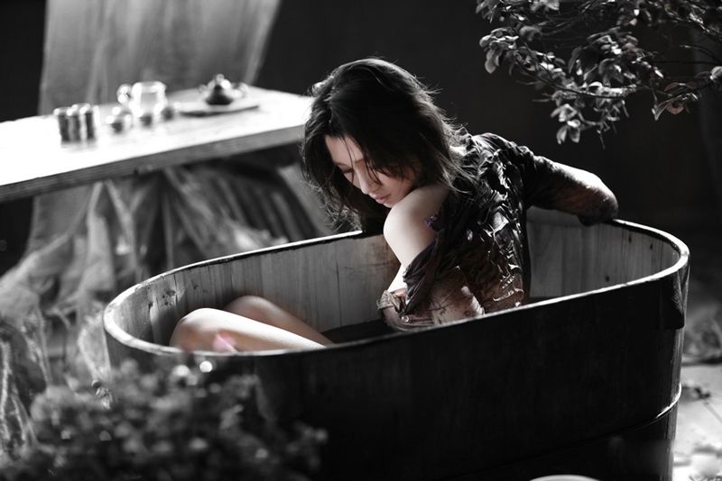 推女神伍月私房白色内衣秀浑圆大胸图