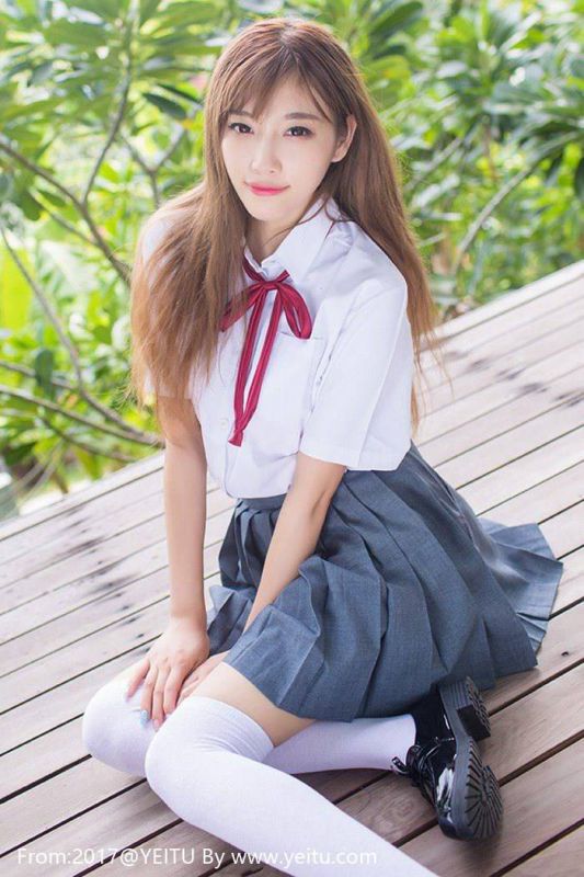内衣女神杨晨晨蕾丝丁字裤撩裙尤物低胸爆乳美女图片