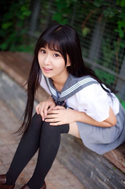 戚蓝尹学生制服户外高清写真