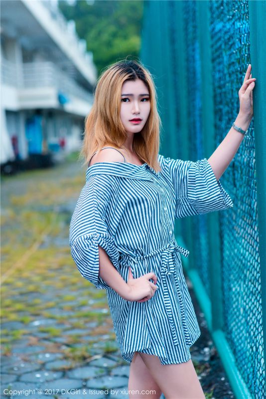 金发校花美女婷婷露肩裙户外大尺度人体艺术摄影