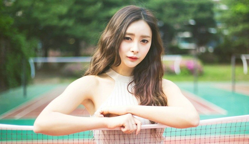 卷发清纯美女模特球场上性感美腿酥胸诱惑写真