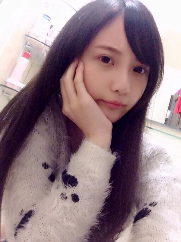台湾学生妹刘坊萱清纯自拍写真图片