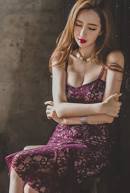 美腿美女李妍静吊带深紫色蕾丝裙性感妖娆人体艺术照