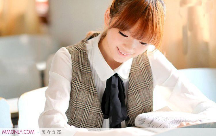 可爱美女校花户外高清写真