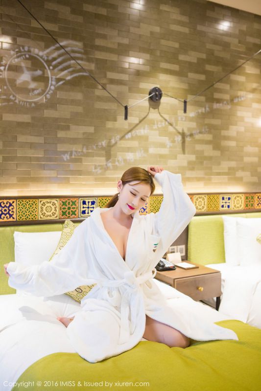 爱蜜社美女模特泳池比基尼写真特刊