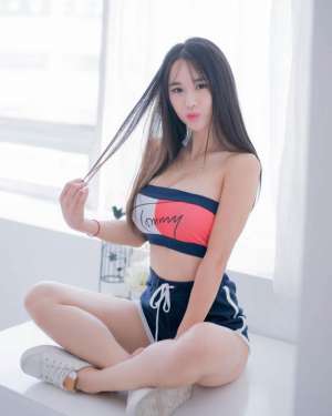 性感韩国妹子丰满惹火大胸翘臀健身腹肌诱人写真