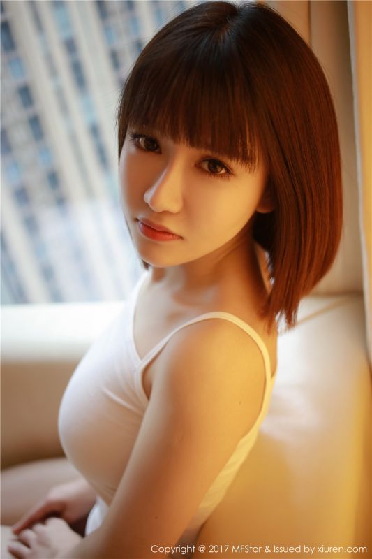 吊带衣少妇美女萌萌Vivian白色内内美阴展人体艺术写真