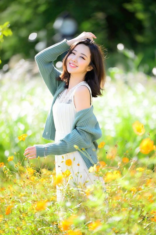 性感少妇花丛蕾丝裙尤物风骚诱人性感艺术照写真