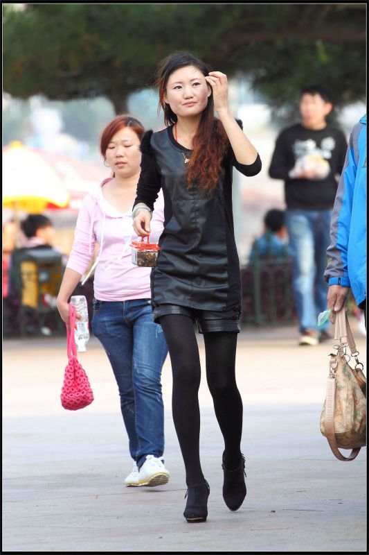 街拍长发飘飘美女秀高挑身材美照