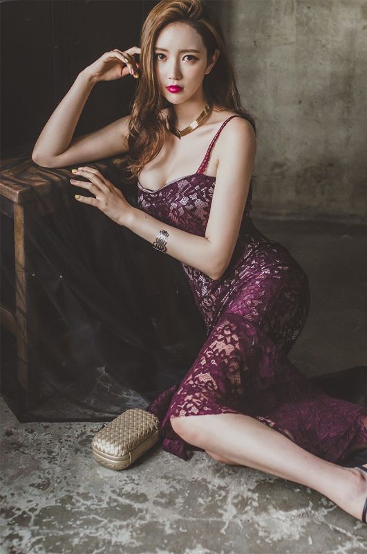 美腿美女李妍静吊带深紫色蕾丝裙性感妖娆人体艺术照