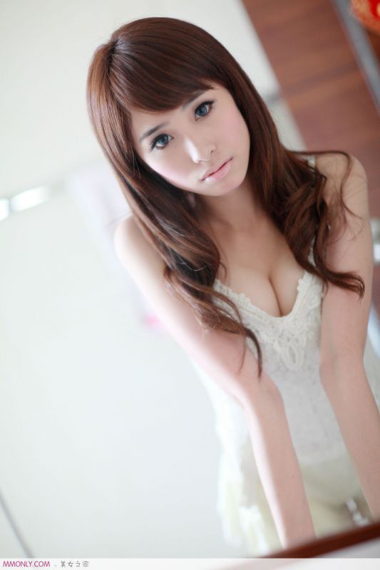 90后性感酥胸美女私房诱人写真