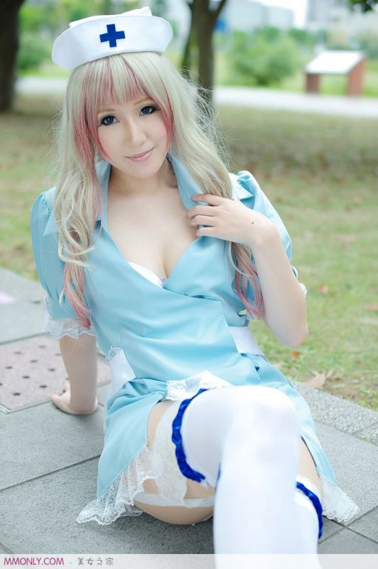 妩媚护士制服美女户外秀美胸诱人写真