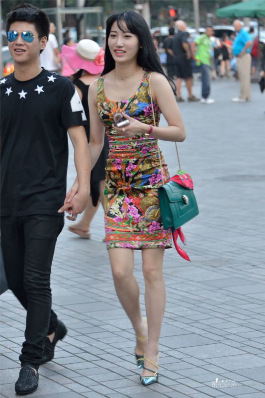 长发美女闺蜜街拍秀迷人大长腿