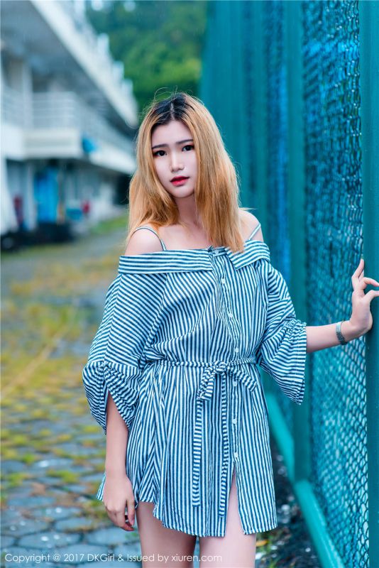 金发校花美女婷婷露肩裙户外大尺度人体艺术摄影