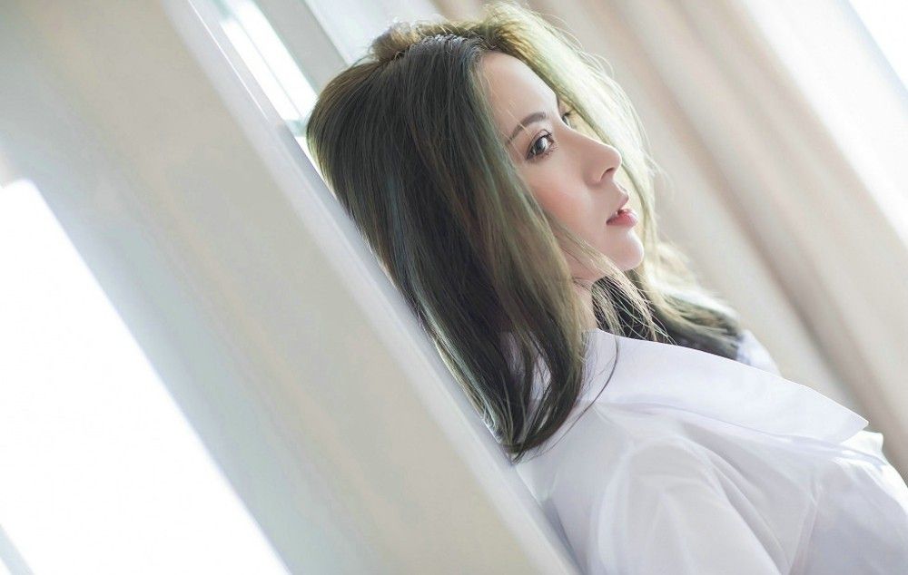 俄罗斯混血美女白衬衫露修长美腿制服诱惑销魂激情照