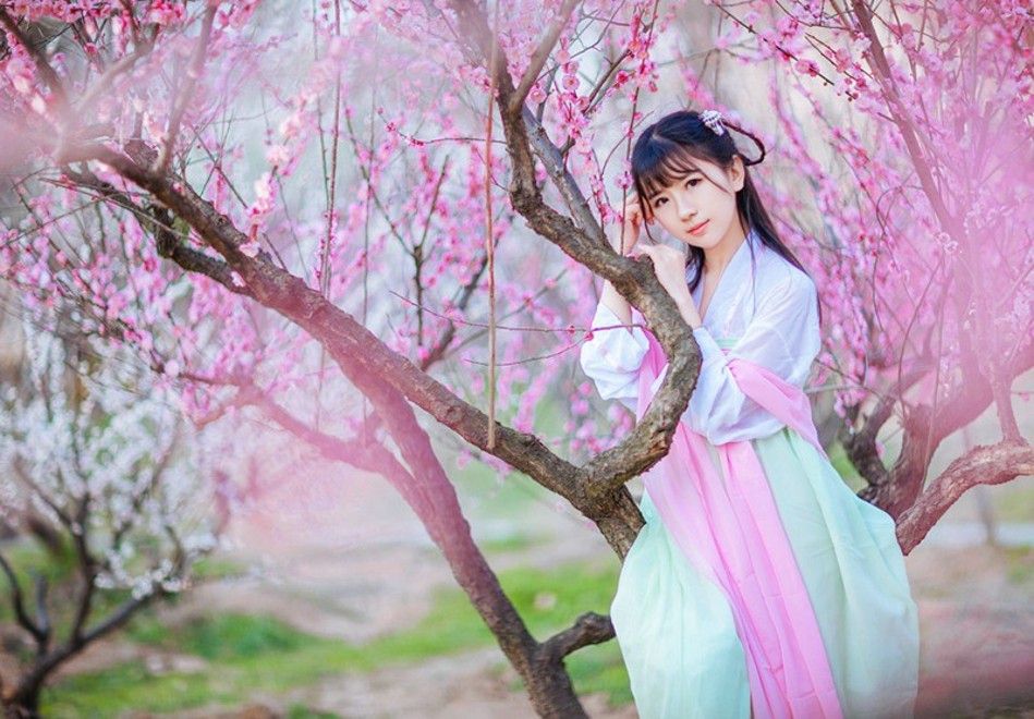 古装甜美少女户外樱花桃林唯美清新迷人写真