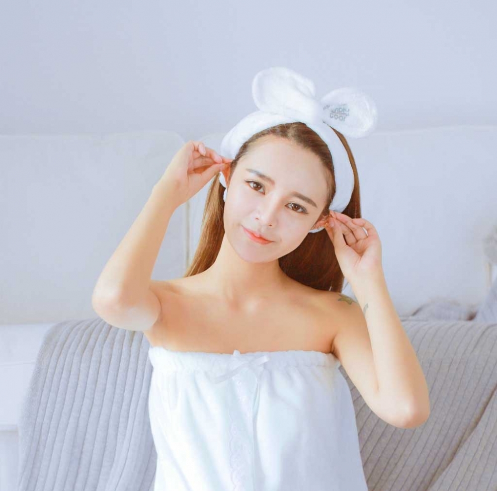 水嫩白皙妹妹浴袍裹胸诱人水灵美女性感诱惑私房写真