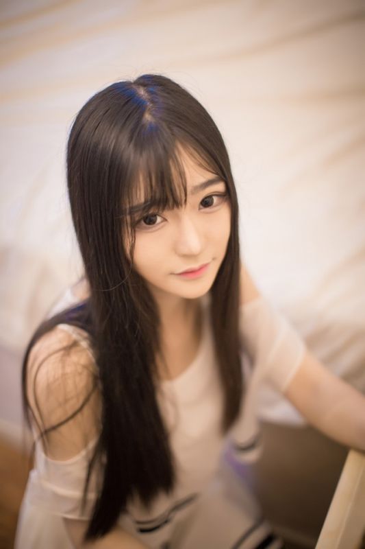 柔美少女床上低胸裙肤泽透亮性感美裙诱惑写真
