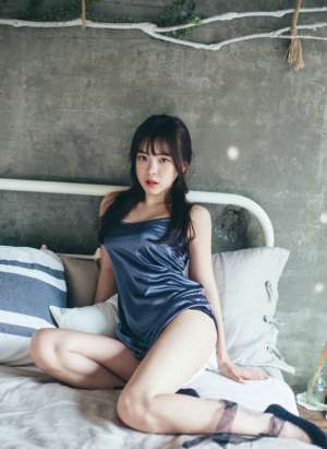 大长腿内衣美女模特睡裙床上大胆诱惑写真