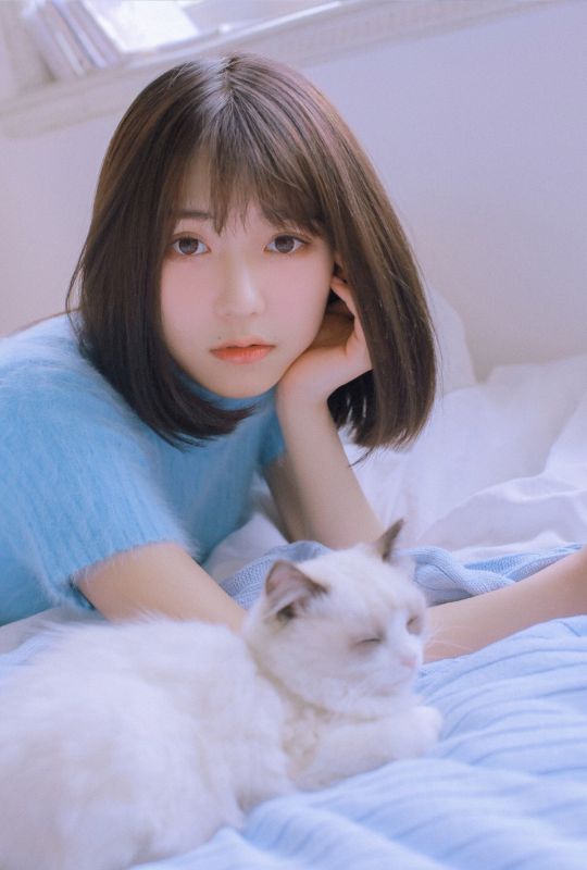 粉嫩白肌少女水灵轻盈床照性感长腿写真图片