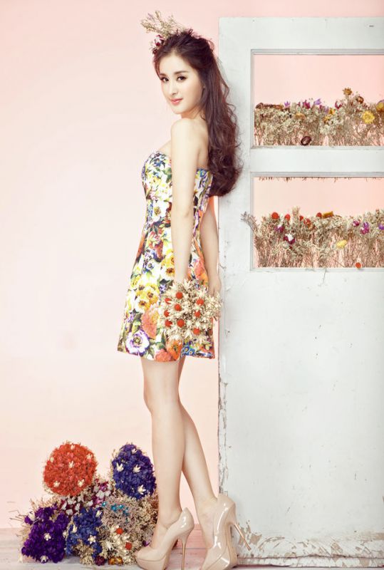 内地女演员郑媛元时尚写真宛若纯美花仙子